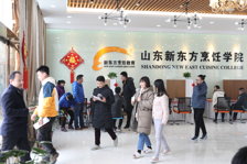 女生学厨师 山东新东方环境好